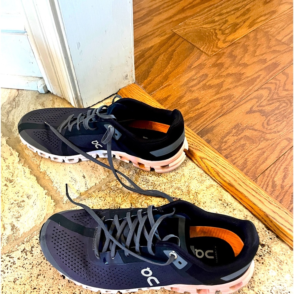 On Cloud ladies shoes size 9 black/pink